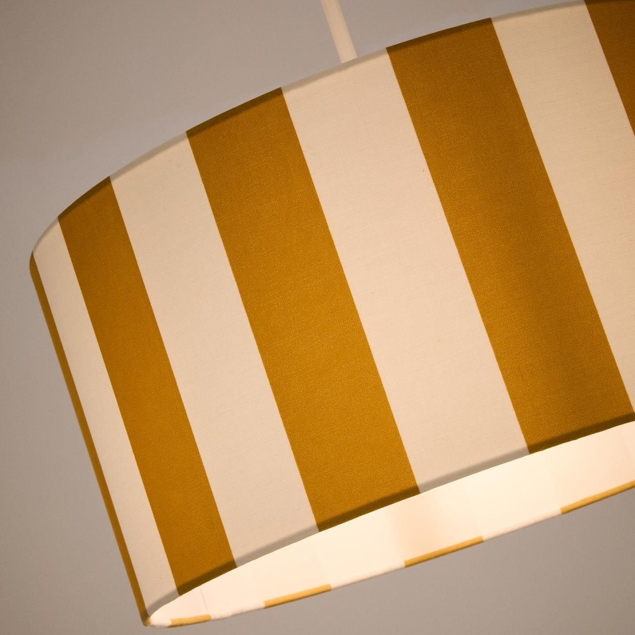 Abajur alb/galben din textil Ciral Kave Home