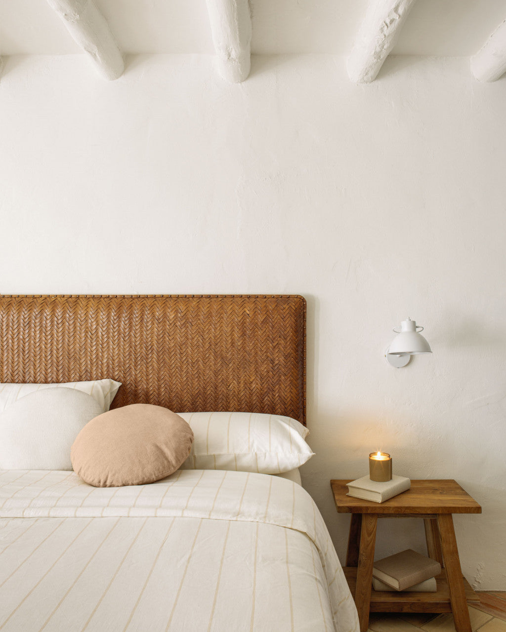 Aplica alba din metal Offelis Kave Home