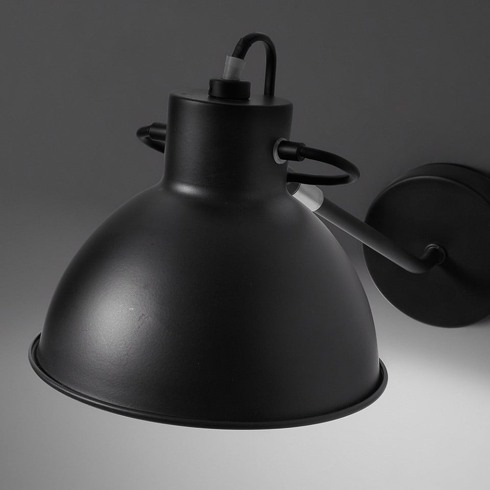 Aplica neagra din metal Offelis Kave Home