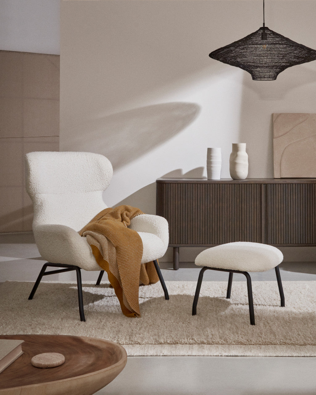 Fotoliu alb din textil Belina Shearling Kave Home