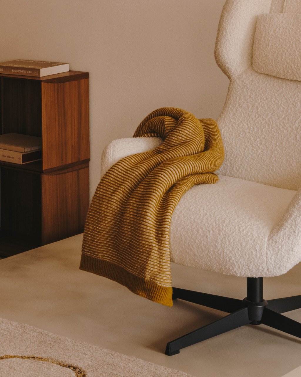 Fotoliu alb din textil Zalina Kave Home