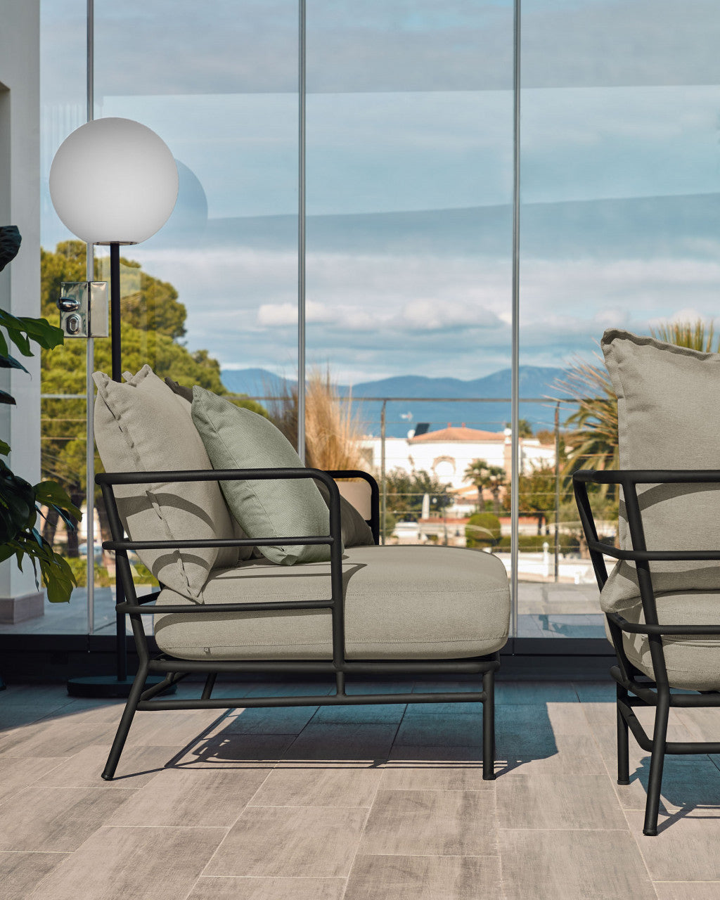 Fotoliu exterior crem/negru din textil Mareluz Kave Home