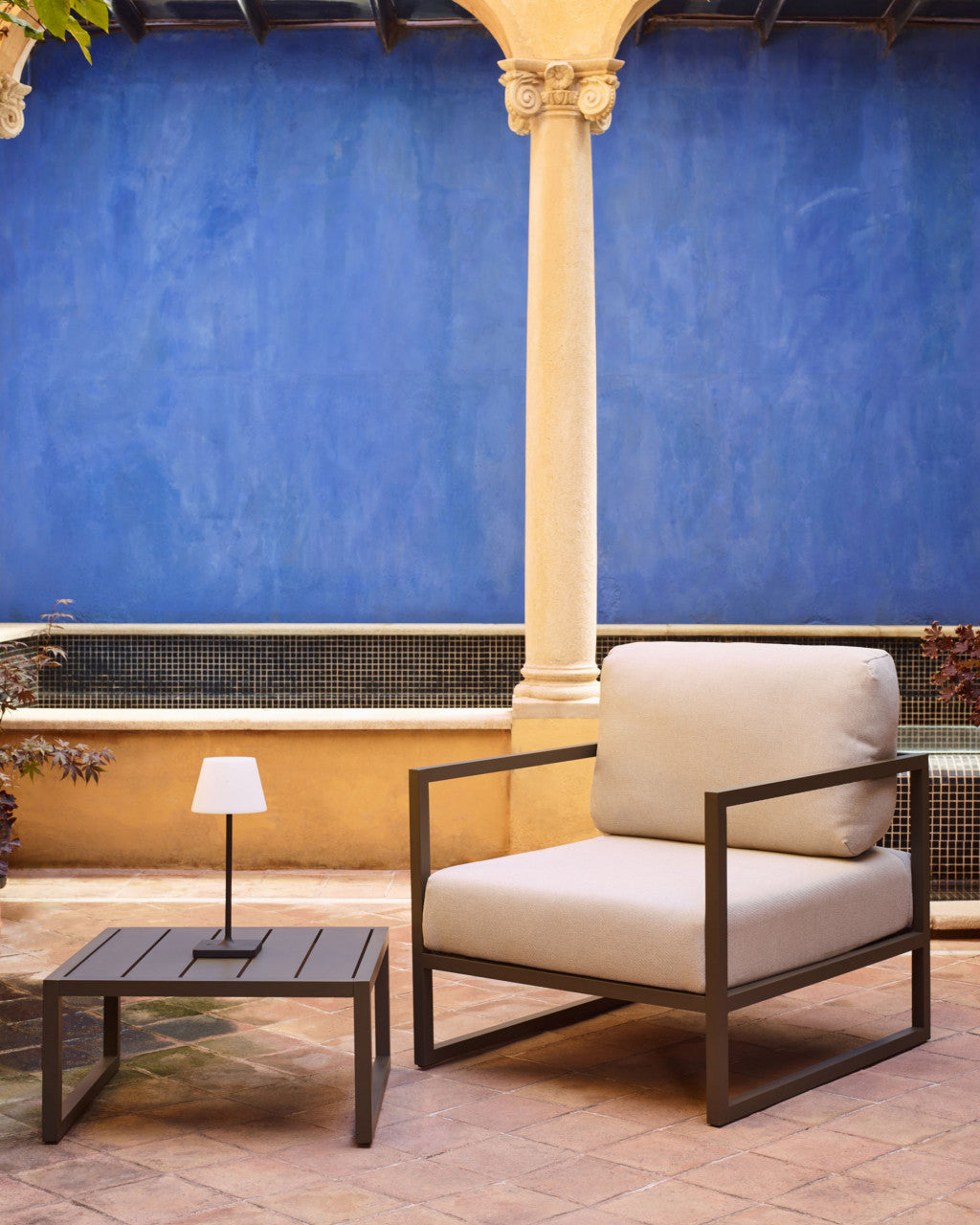 Fotoliu exterior gri din textil Comova Kave Home