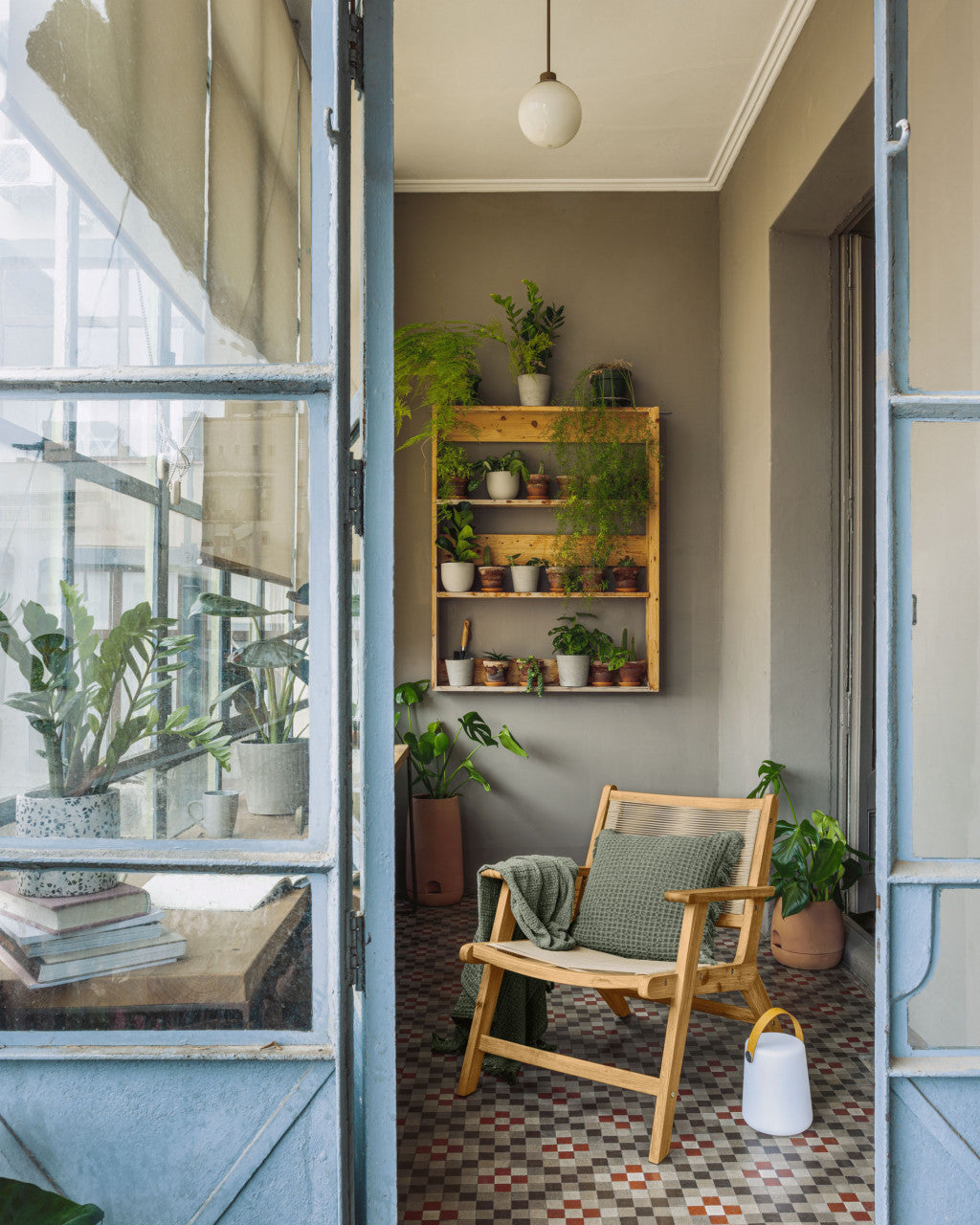 Fotoliu exterior maro din lemn Geralda Kave Home