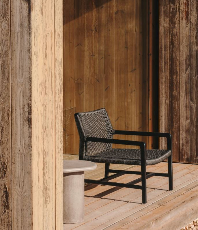 Fotoliu exterior negru din lemn Sabolla Kave Home