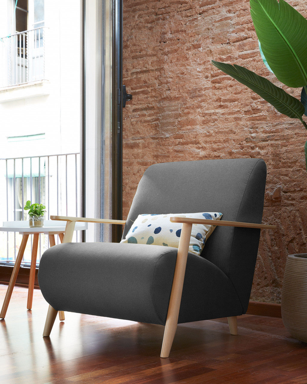Fotoliu gri grafit/maro deschis din textil Meghan Kave Home