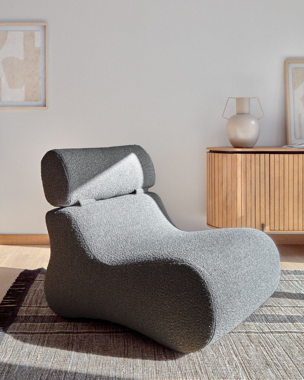 Fotoliu negru din textil Club Kave Home