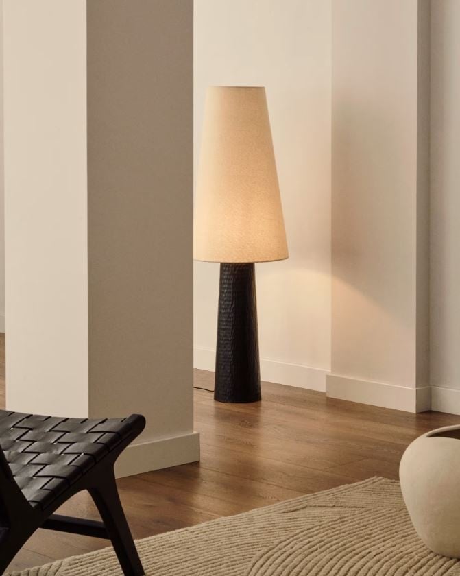 Lampadar alb/negru din metal 129 cm Senni Kave Home
