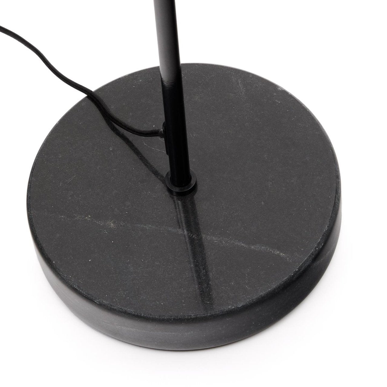 Lampadar negru din marmura 153 cm Sayra Kave Home