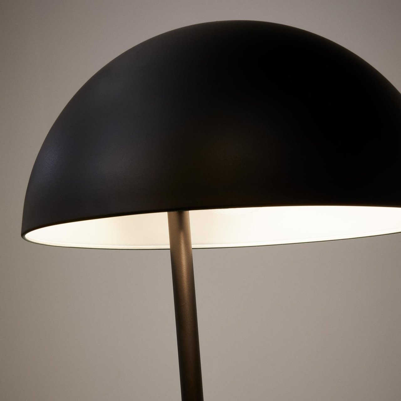 Lampadar negru din metal 150 cm Catlar Kave Home