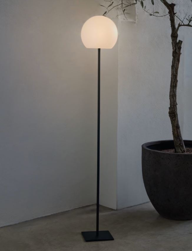 Lampadar portabil alb/negru din metal 120 cm Dinesh Kave Home