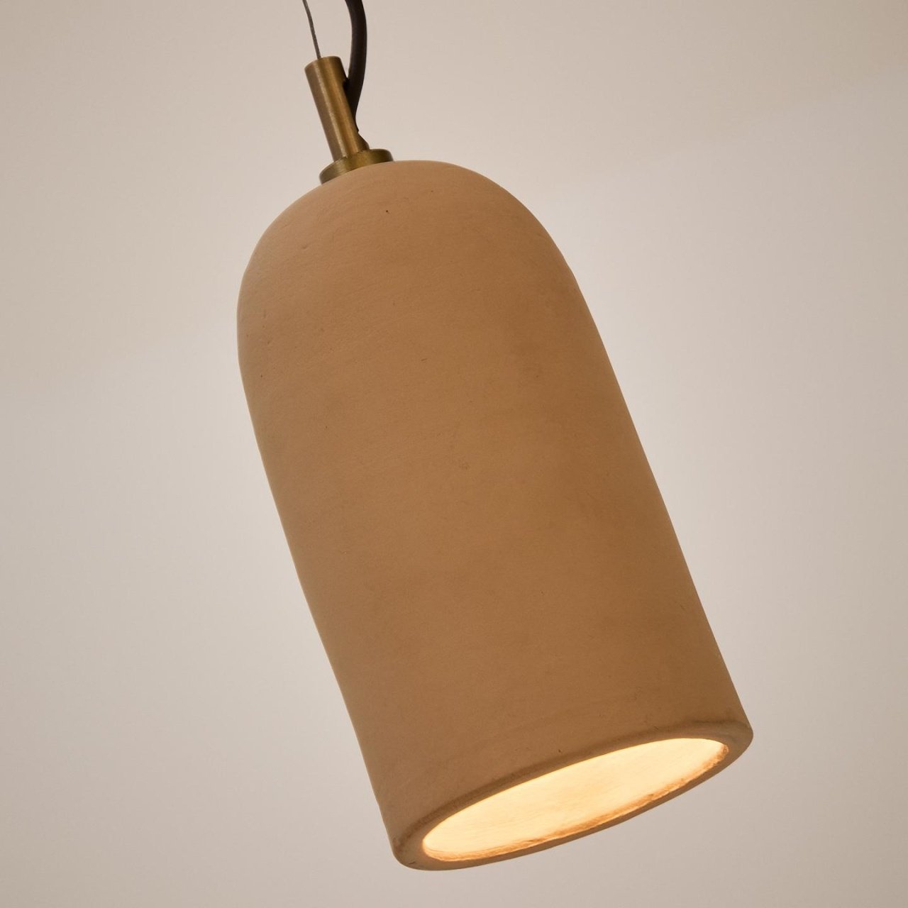 Lustra maro deschis din ceramica Madsen Kave Home