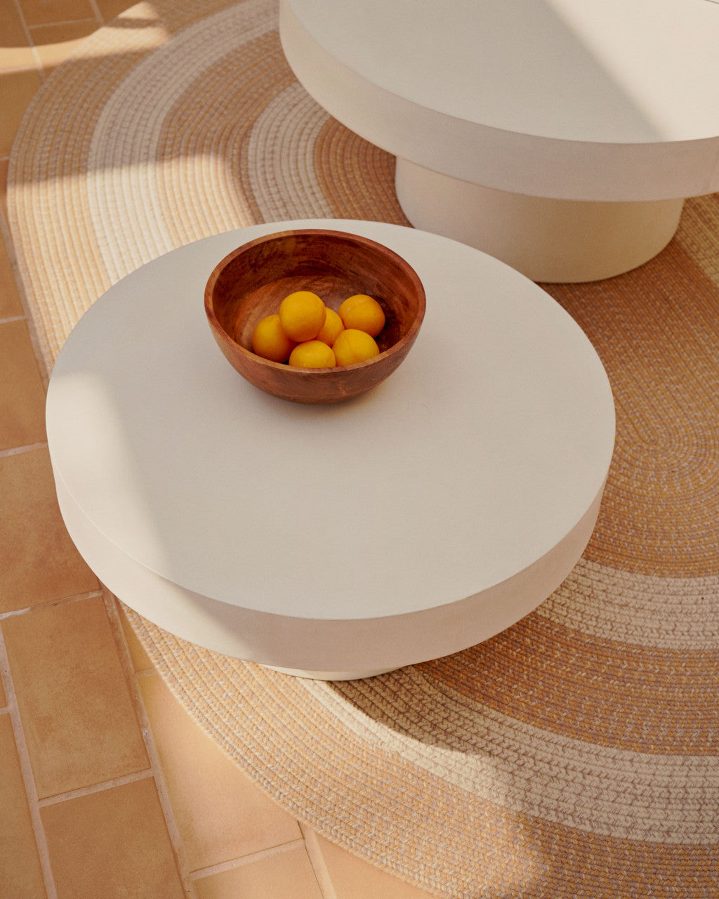 Masa de cafea exterior alba din ciment 66 cm Aiguablava Kave Home