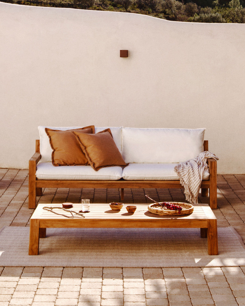Masa de cafea exterior maro din lemn 71x153 cm Forcanera Kave Home