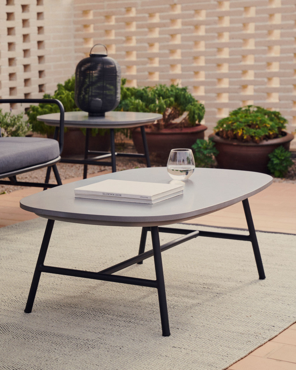 Masa de cafea exterior neagra din metal 60x100 cm Bramant Kave Home
