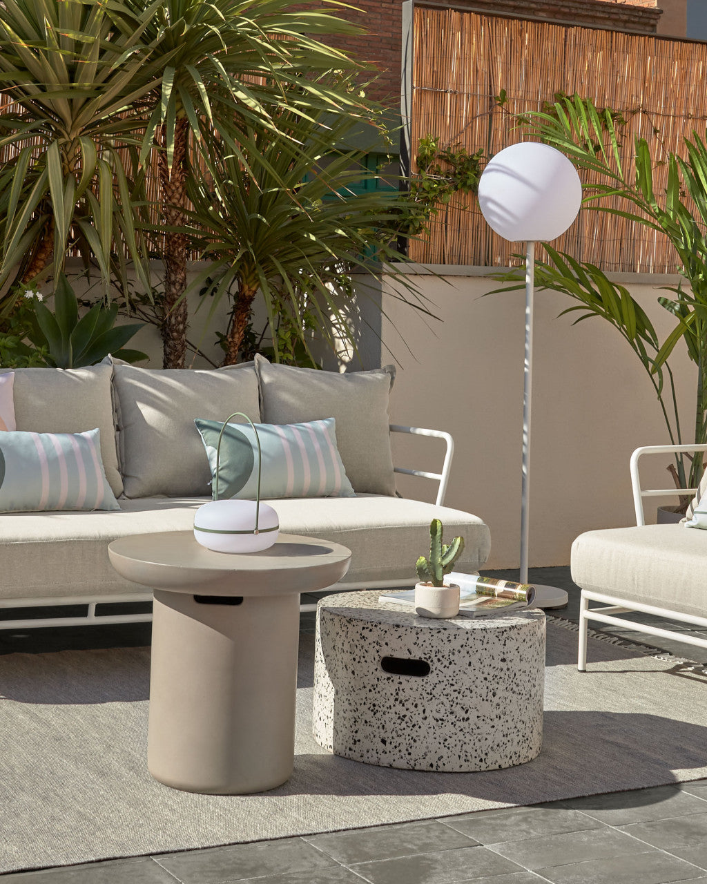 Masa laterala exterior alba din ciment 52 cm Jenell Kave Home