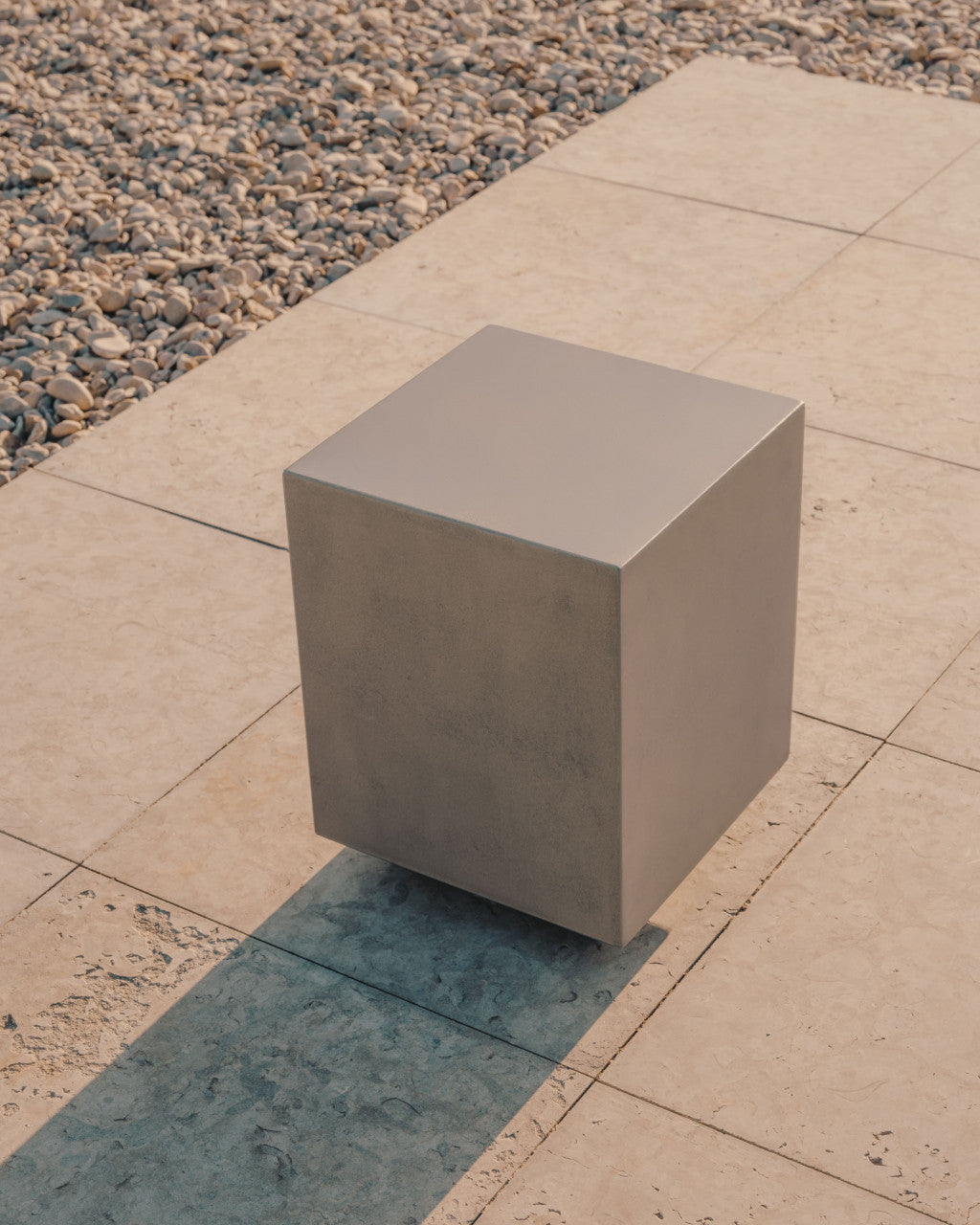 Masa laterala exterior gri din ciment 35x35 cm Rustella Kave Home