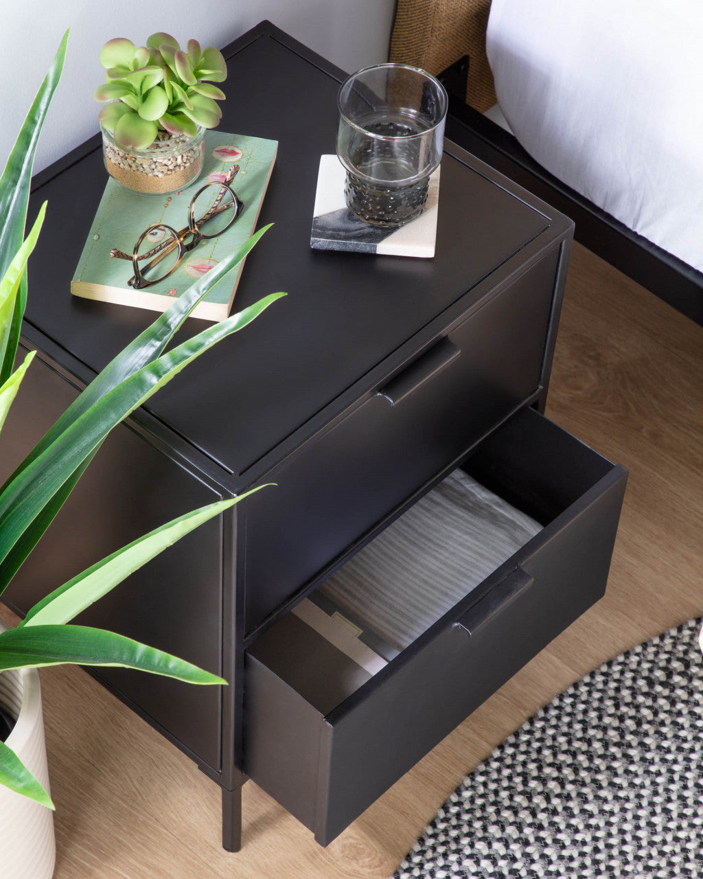 Noptiera neagra din metal Shantay Kave Home