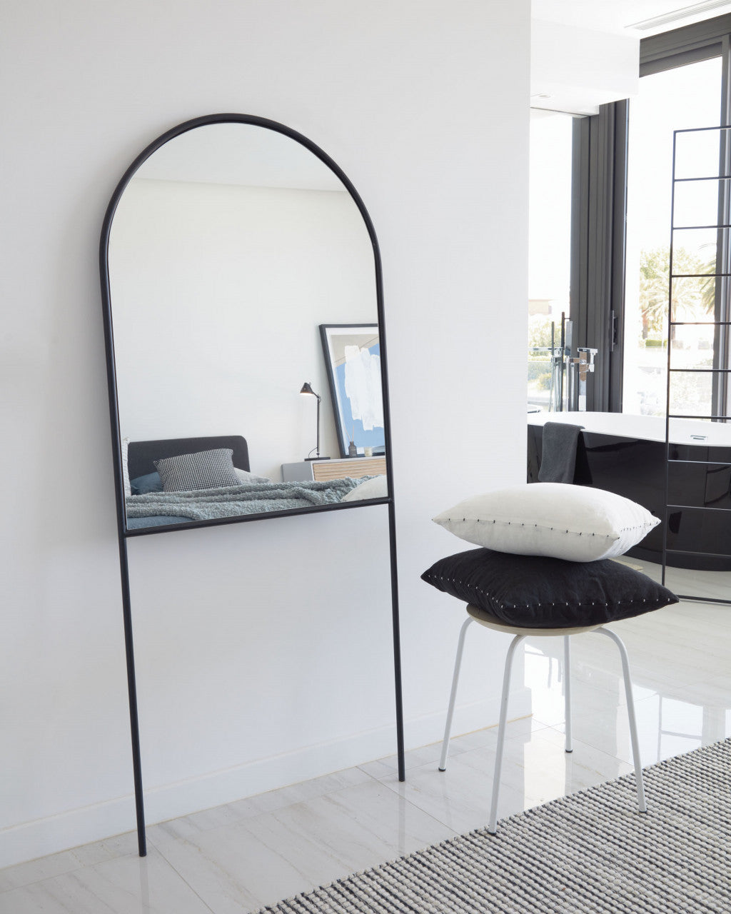 Oglinda ovala neagra din metal 70x161 cm Nazara Kave Home