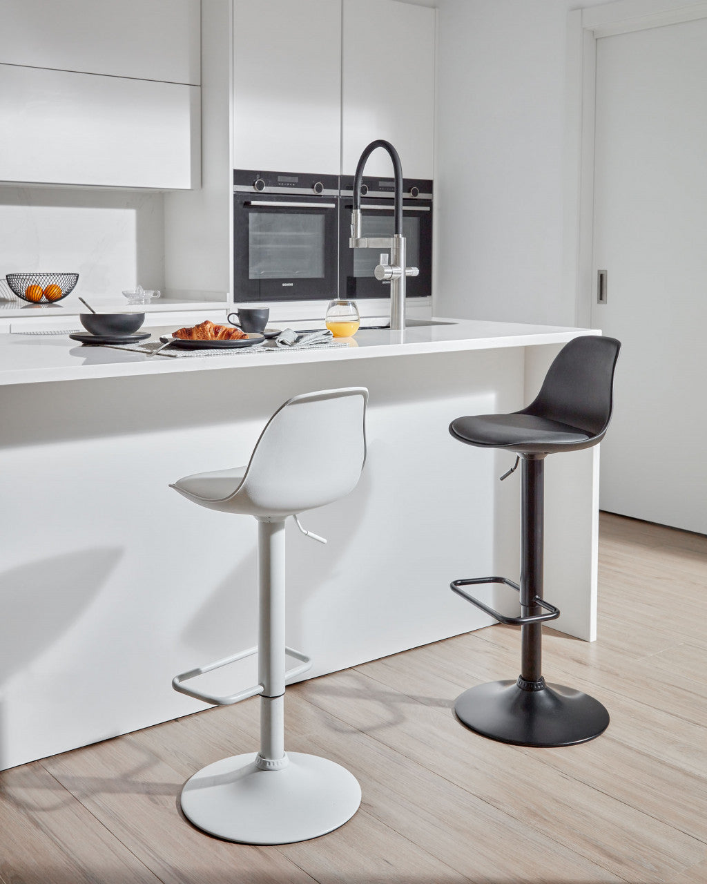 Scaun bar ajustabil negru din piele ecologica Orlando Kave Home