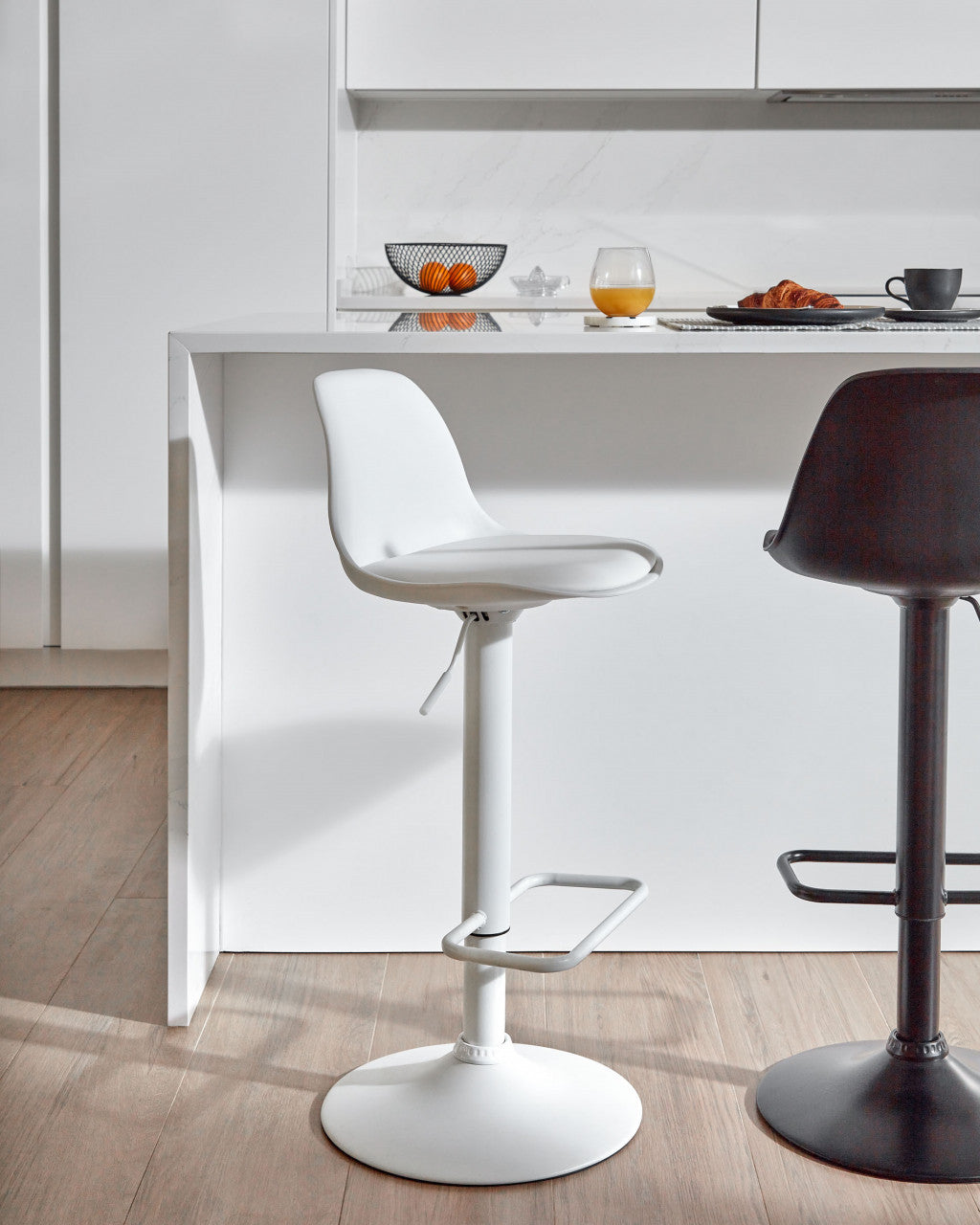 Scaun bar ajustabil negru din piele ecologica Orlando Kave Home