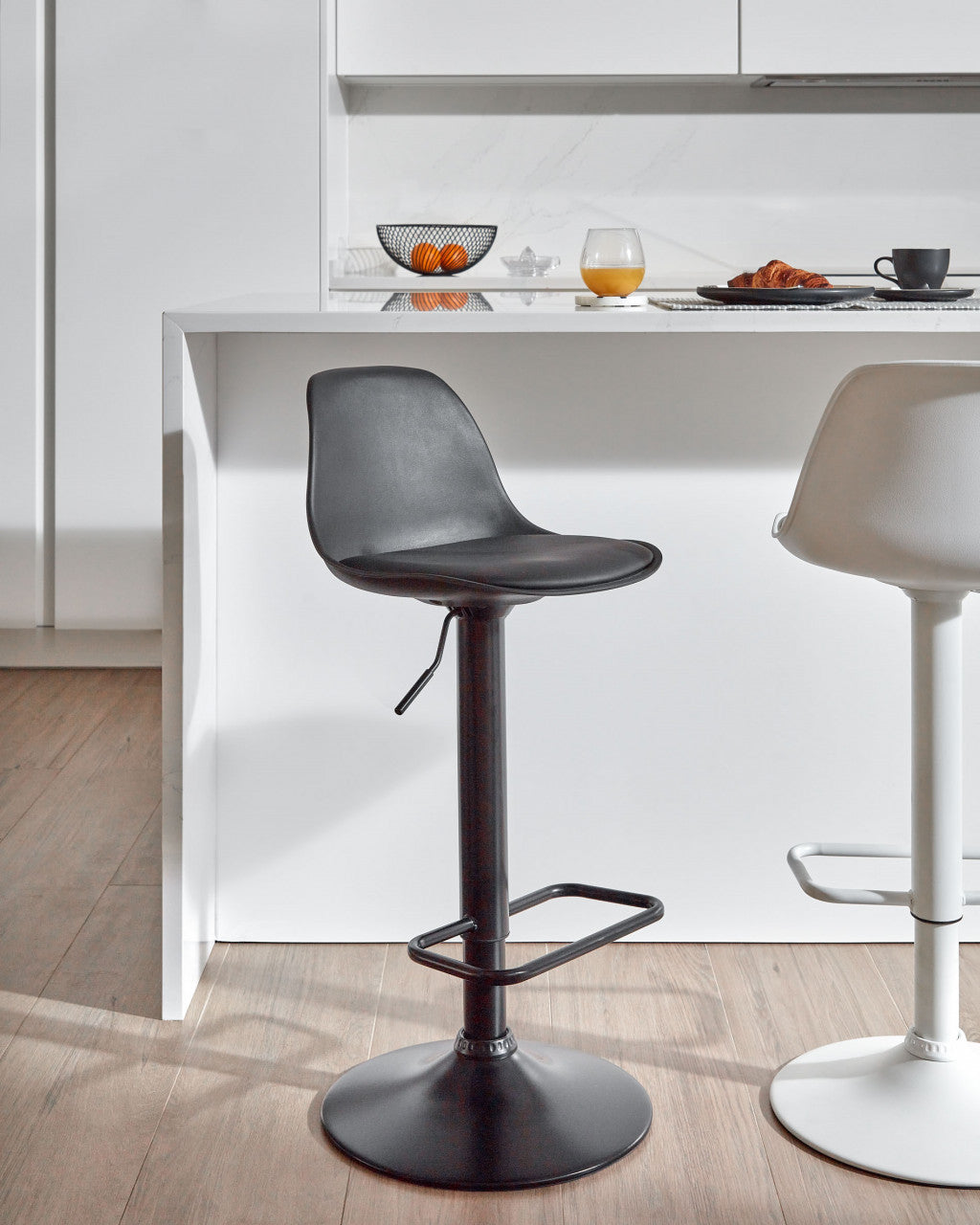 Scaun bar ajustabil negru din piele ecologica Orlando Kave Home