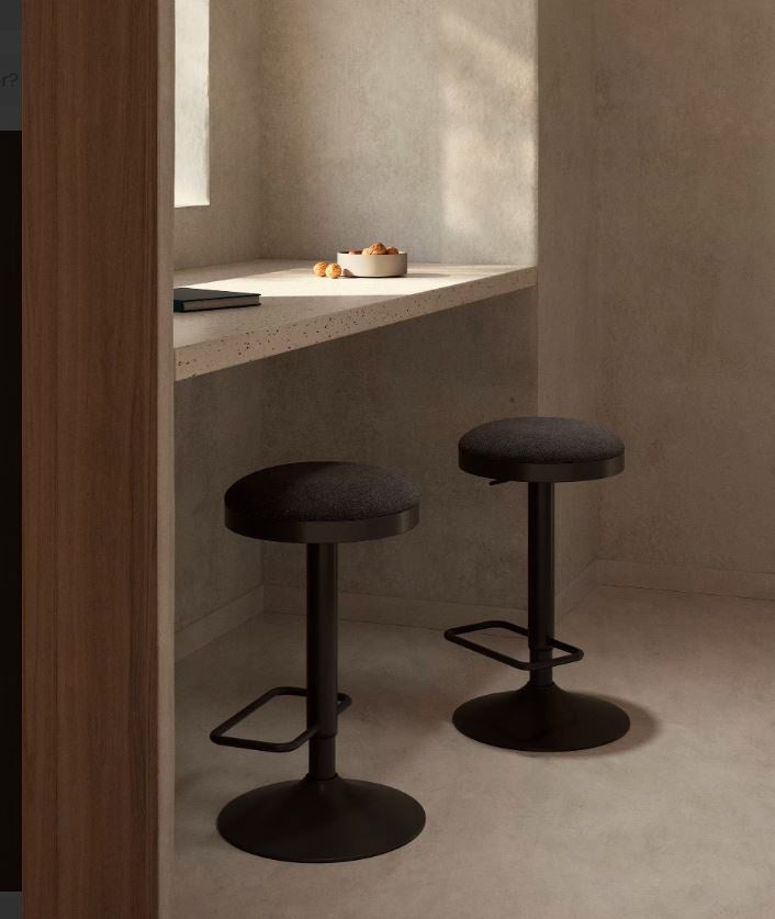 Scaun bar ajustabil negru din textil Zaib Kave Home