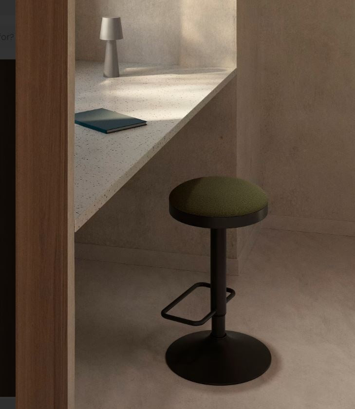 Scaun bar ajustabil verde/negru din textil Zaib Kave Home