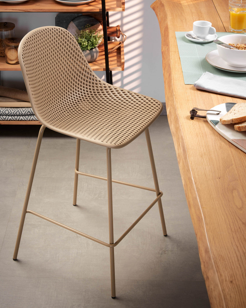 Scaun bar bej din metal Quinby Kave Home