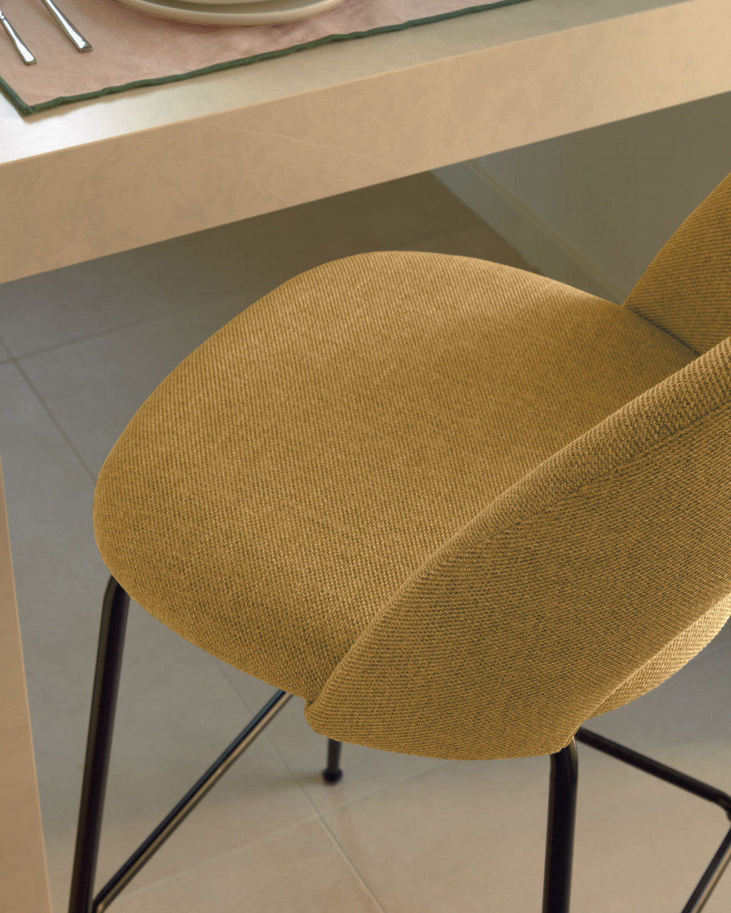 Scaun bar galben din textil Mahalia Kave Home