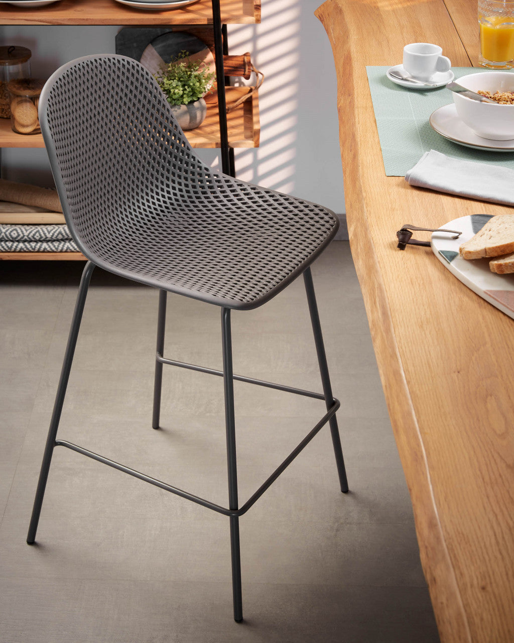 Scaun bar gri din metal Quinby Kave Home
