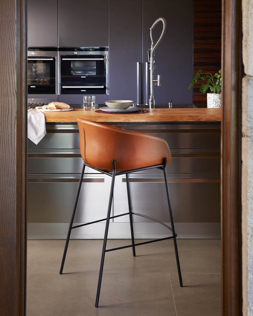Scaun bar maro din piele ecologica Yvette Kave Home