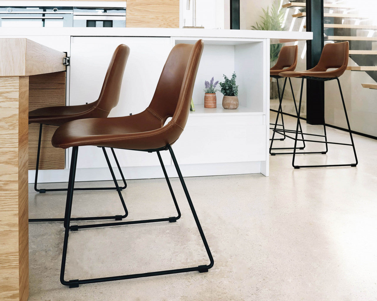 Scaun bar maro din piele ecologica Zahara Kave Home