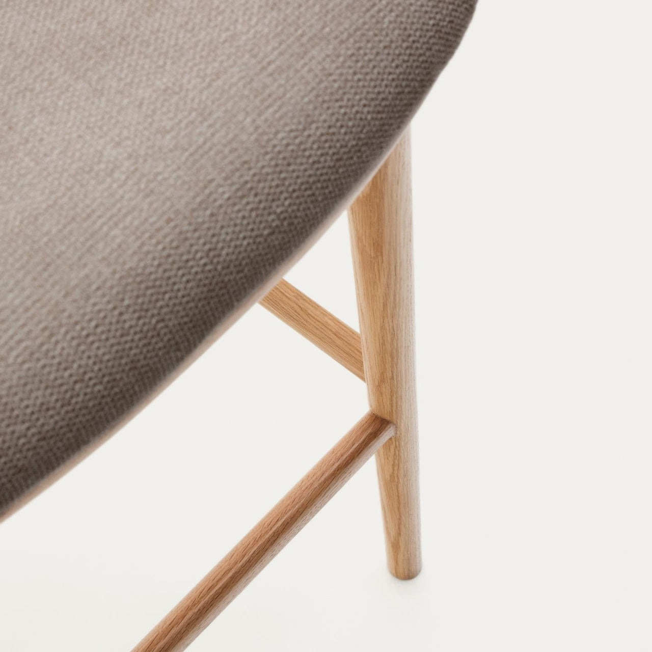 Scaun bar maro din textil Ciselia High Chenille Kave Home