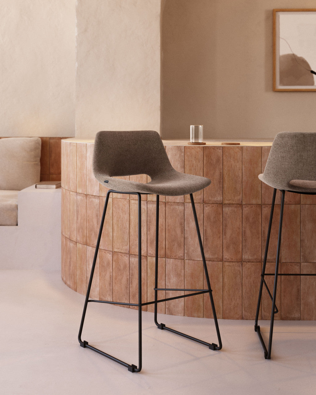 Scaun bar maro/negru din textil Zahara Kave Home