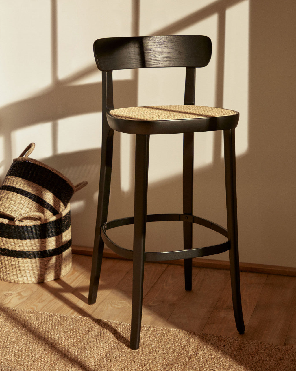 Scaun bar negru din lemn Romane Kave Home