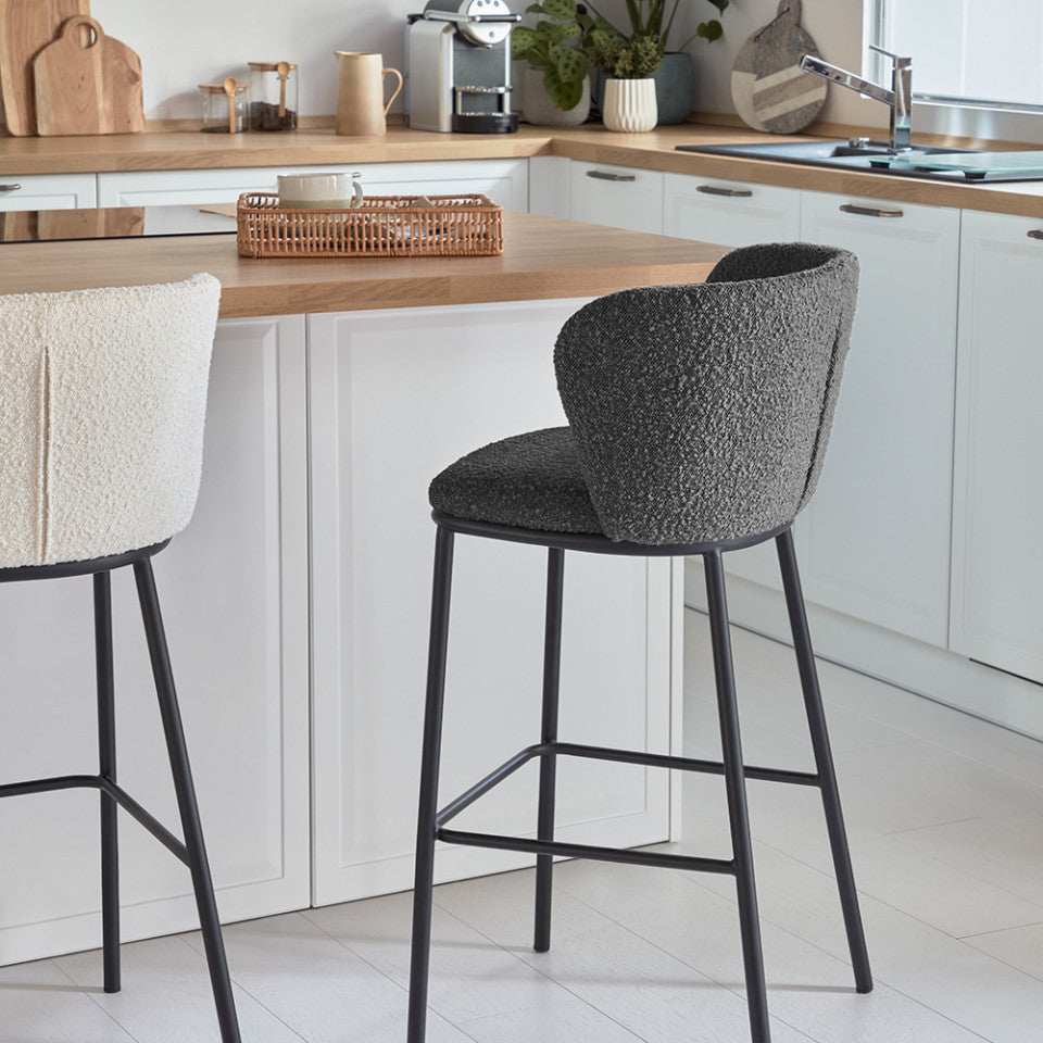 Scaun bar negru din textil Ciselia Kave Home