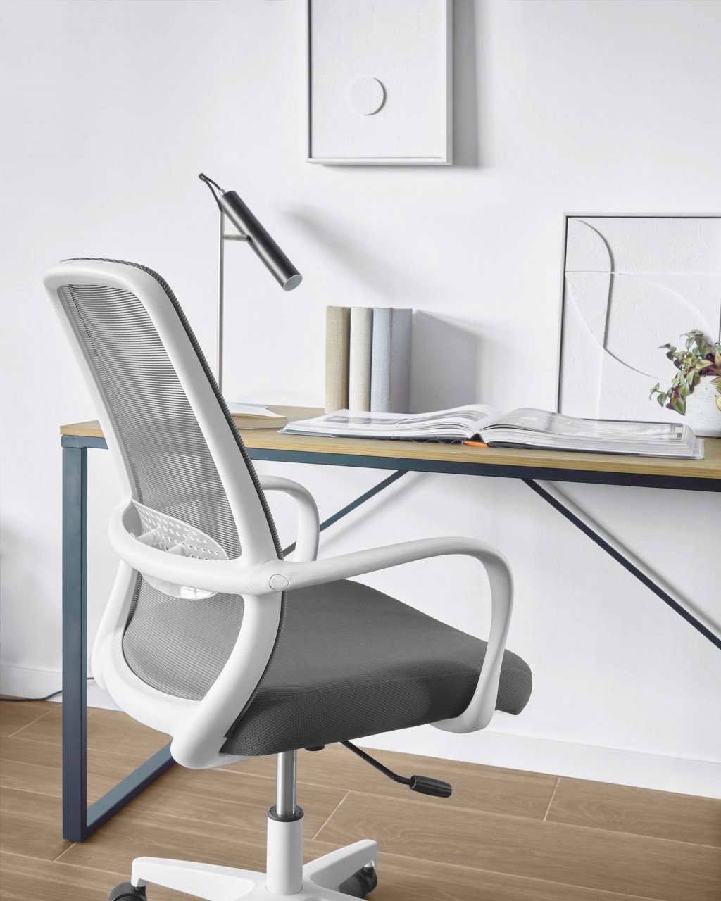 Scaun birou rotativ alb/gri din textil Melva Kave Home