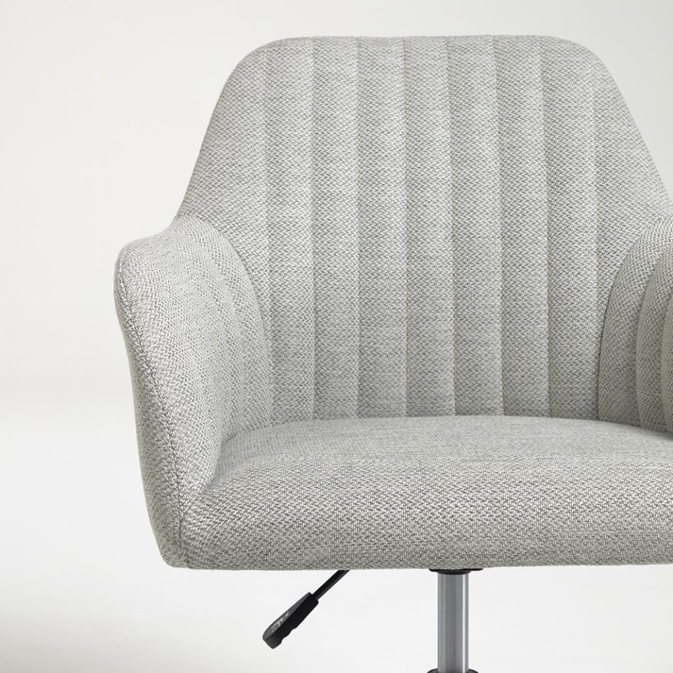 Scaun birou rotativ gri deschis din textil Madina Kave Home