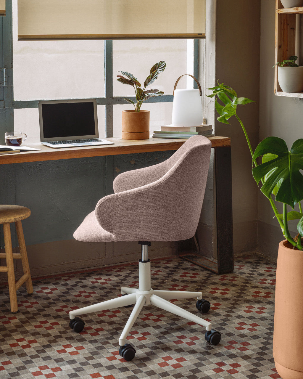 Scaun birou rotativ roz din textil Einara Kave Home