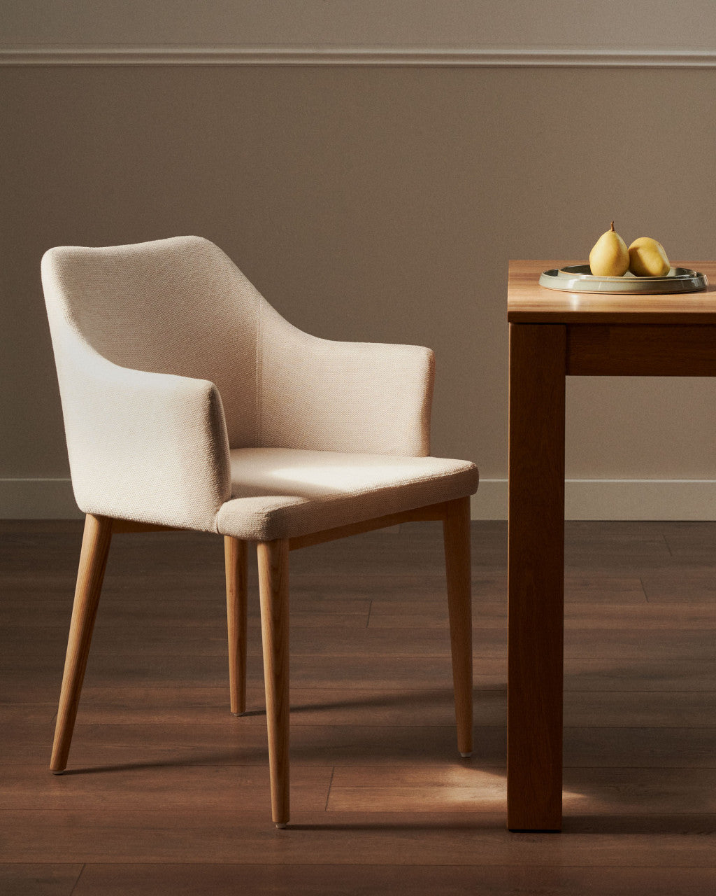Scaun dining bej din textil Croft Kave Home
