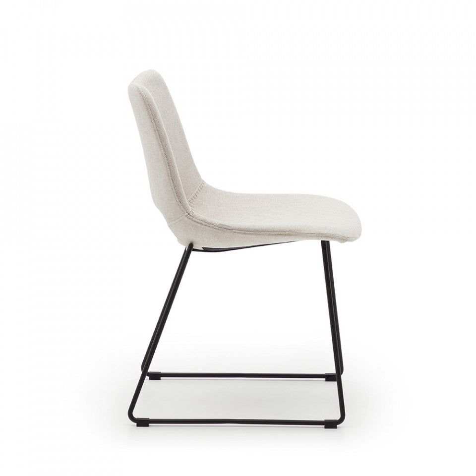 Scaun dining bej/negru din textil Zahara Kave Home