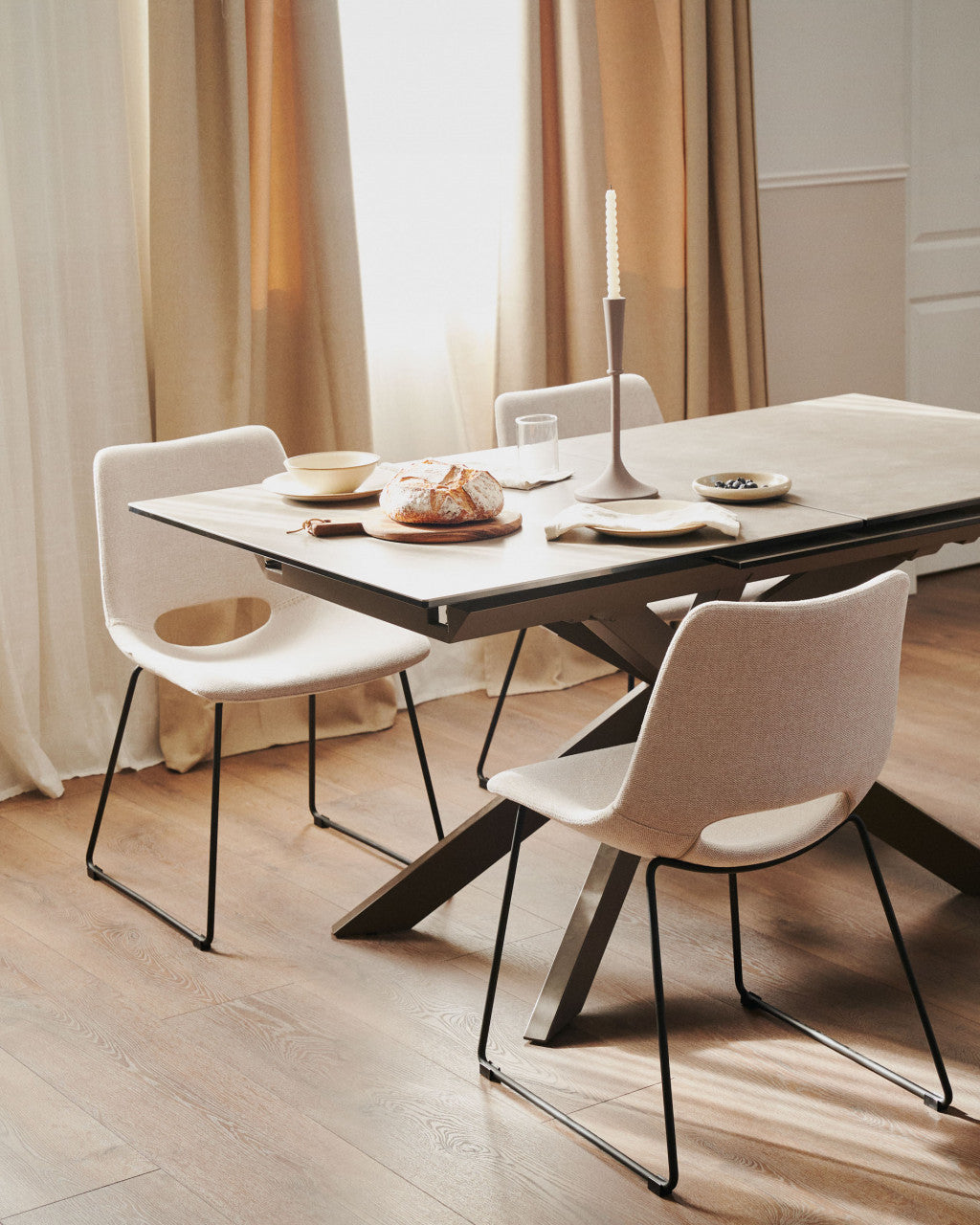 Scaun dining bej/negru din textil Zahara Kave Home