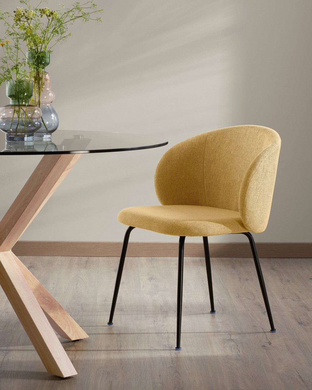 Scaun dining galben mustar din textil Minna Kave Home