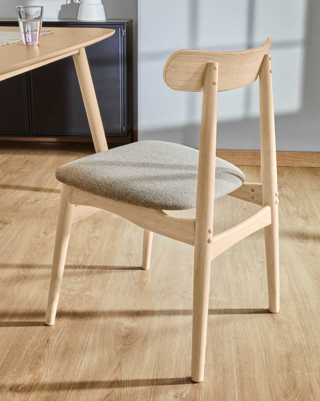 Scaun dining gri deschis/maro din textil Nayme Kave Home