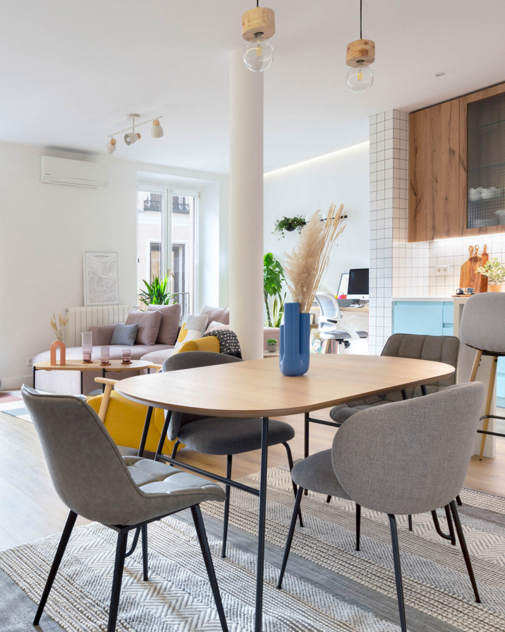 Scaun dining gri din textil Minna Kave Home