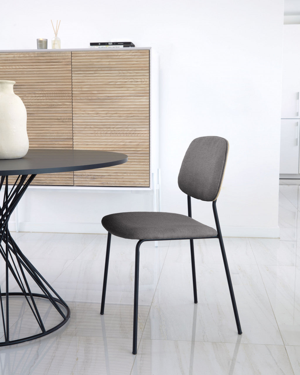 Scaun dining gri inchis din textil Benilda Kave Home