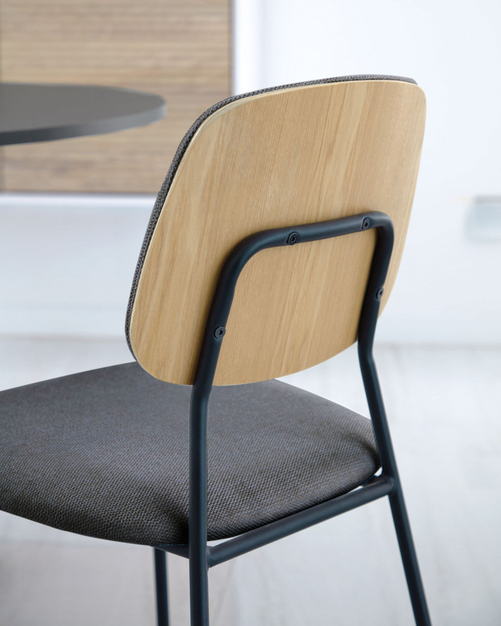 Scaun dining gri inchis din textil Benilda Kave Home