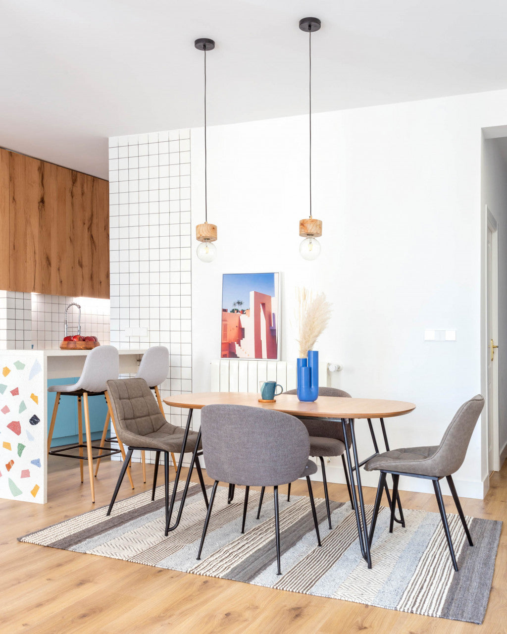 Scaun dining gri inchis din textil Minna Kave Home