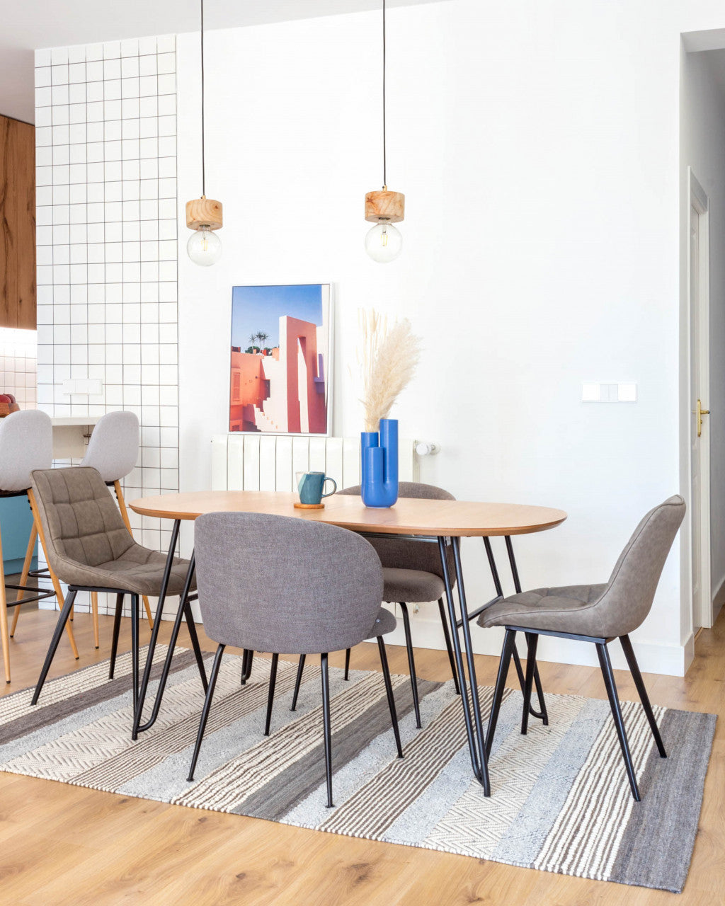 Scaun dining gri inchis din textil Minna Kave Home